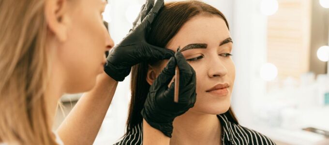 Χρωματισμός και βαφή φρυδιών: Ολα όσα πρέπει να γνωρίζετε